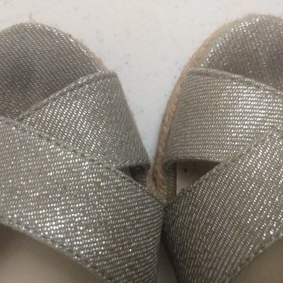 Adrienne Vittadini Gold Metallic Wedge 4" Heel Chris's Cross ShoeJute Heel 7.5 - Picture 6 of 14